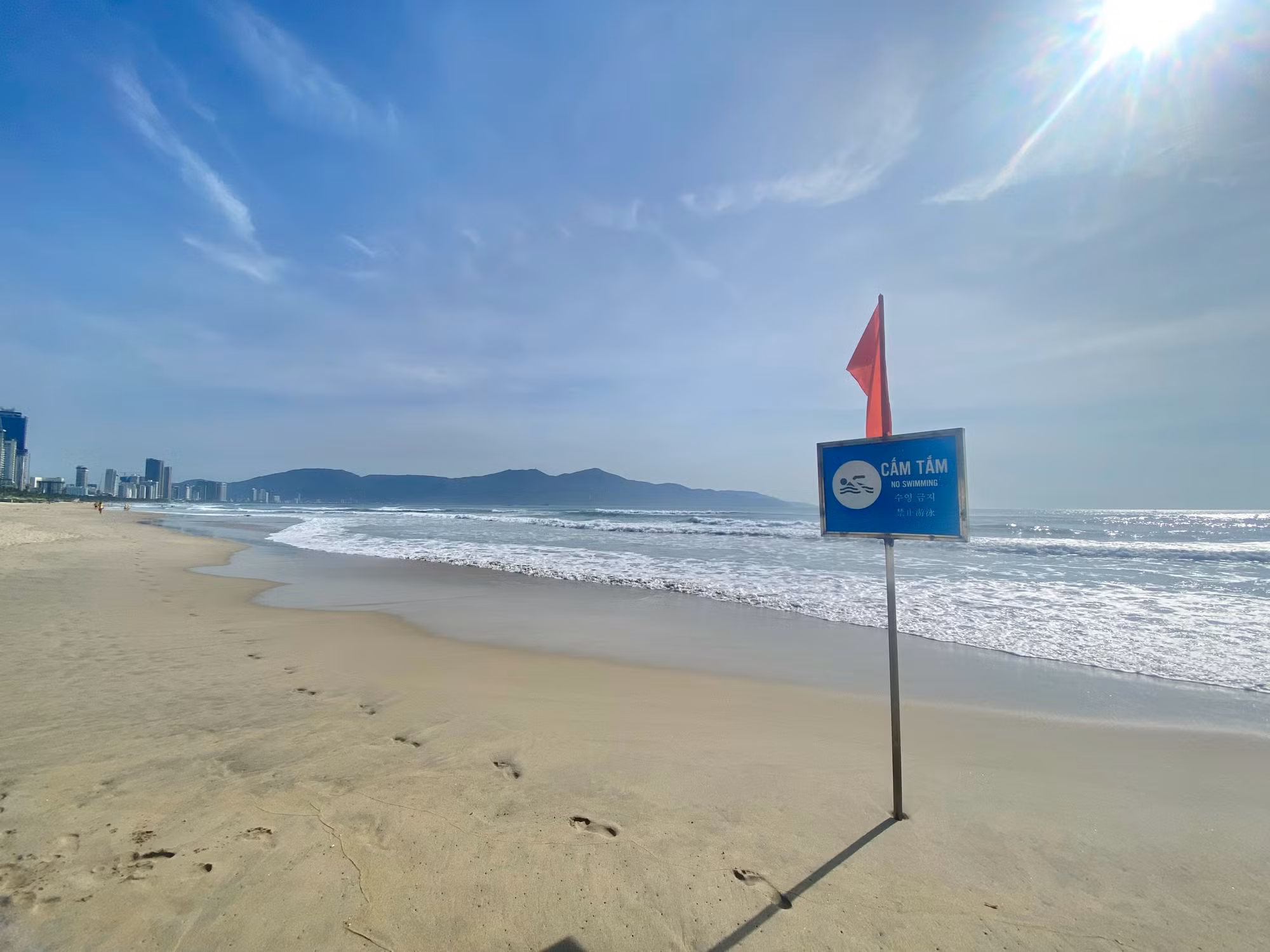 Tắm biển tại vùng nguy hiểm cấm tắm, 2 người đuối nước tử vong, 1 người mất tích -0