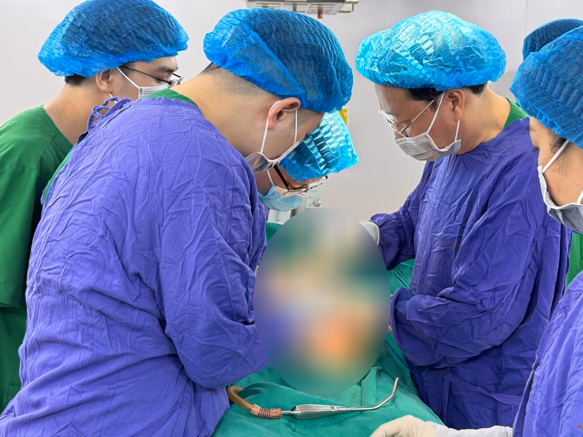 Cứu người phụ nữ có khối ung thư buồng trứng khổng lồ -0