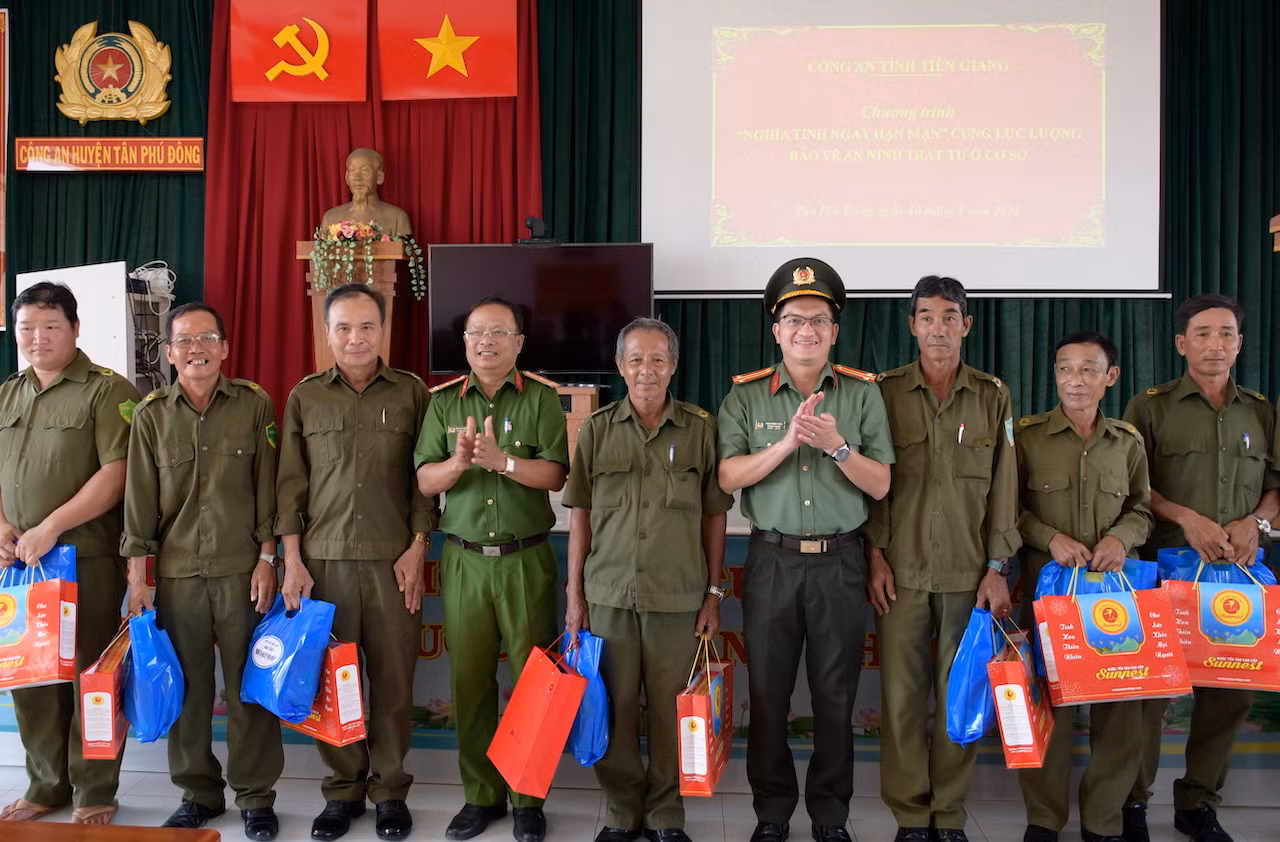 26- ngay 10-5-2024 khoi tham muu xdll tang qua, nuoc khoang cho ca xa ban chuyen trach tpd, gcd-viet (4).jpeg -0