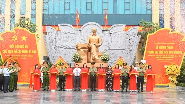 Khánh thành tượng đài Chủ tịch Hồ Chí Minh và Trung tâm Thông tin chỉ huy Công an TP Hà Nội