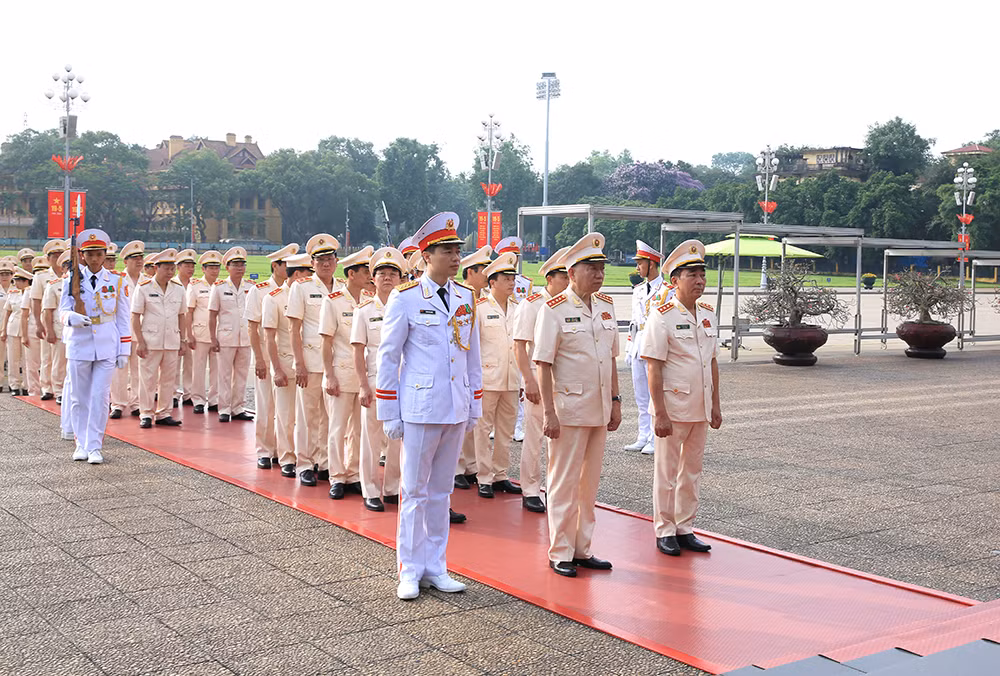 Lãnh đạo Công an vào Lăng viếng Chủ tịch Hồ Chí Minh -0