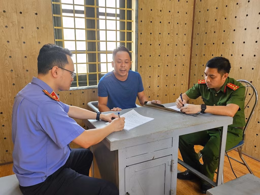 2 đối tượng khai thác cát trái phép, chống người thi hành công vụ bị khởi tố -0