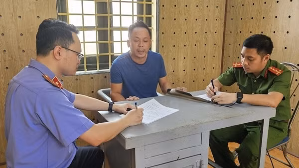 Khởi tố 2 đối tượng khai thác cát trái phép, chống người thi hành công vụ