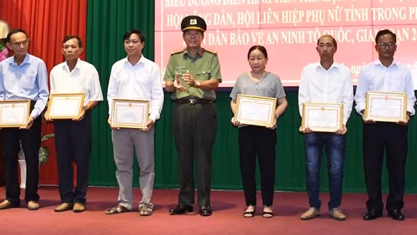 Biểu dương 43 tập thể, cá nhân trong phong trào toàn dân bảo vệ an ninh Tổ quốc