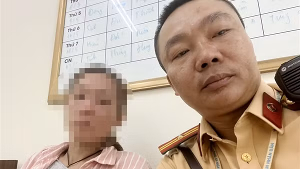 CSGT giữ chặt tay, ngăn người phụ nữ nhảy cầu Chương Dương tự tử