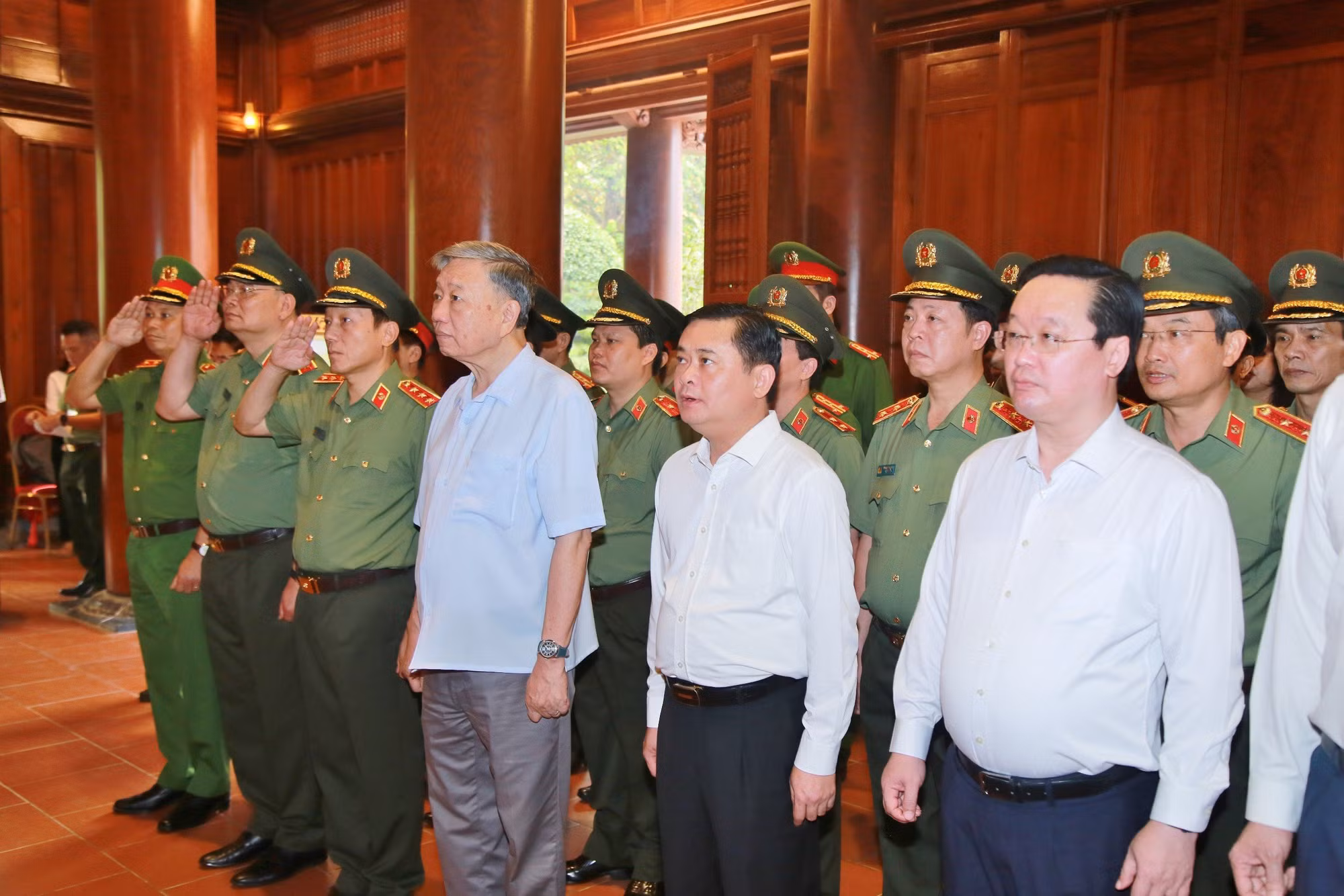 Bộ trưởng Tô Lâm dâng hương, dâng hoa tại Khu di tích Quốc gia đặc biệt Kim Liên -2