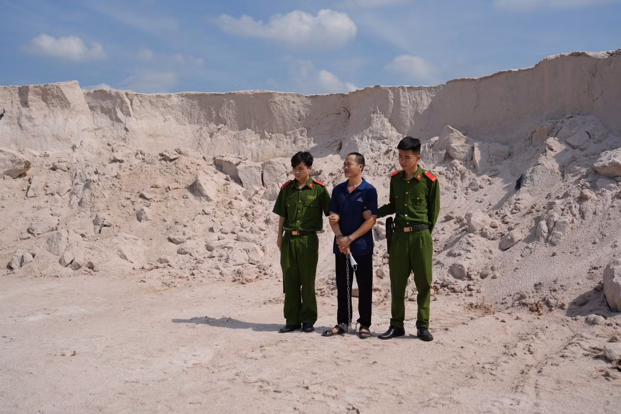 Bắt giữ 4 đối tượng liên quan vụ án “vi phạm quy định về khai thác tài nguyên” -0
