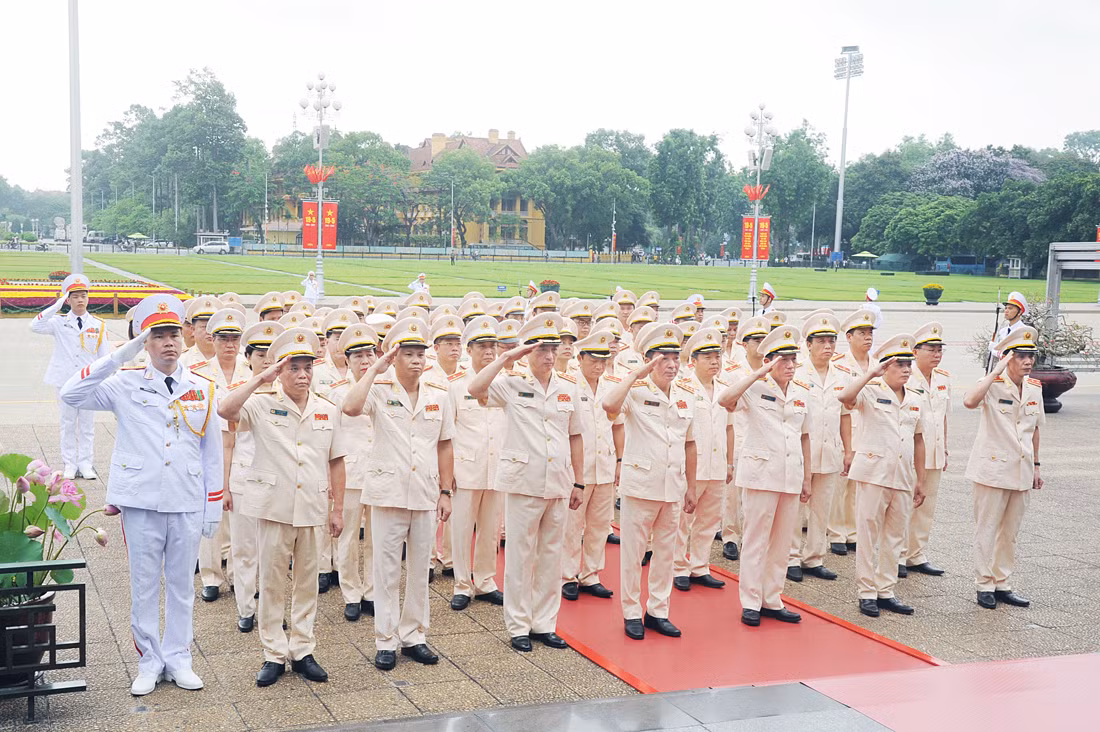 Lãnh đạo Bộ Công an vào Lăng viếng Chủ tịch Hồ Chí Minh -0