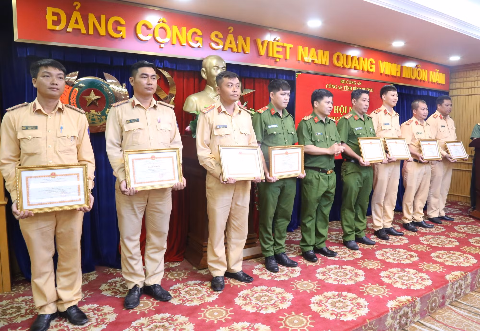 Tổ 171 phát hiện hàng trăm vụ vi phạm pháp luật trên đường phố -0