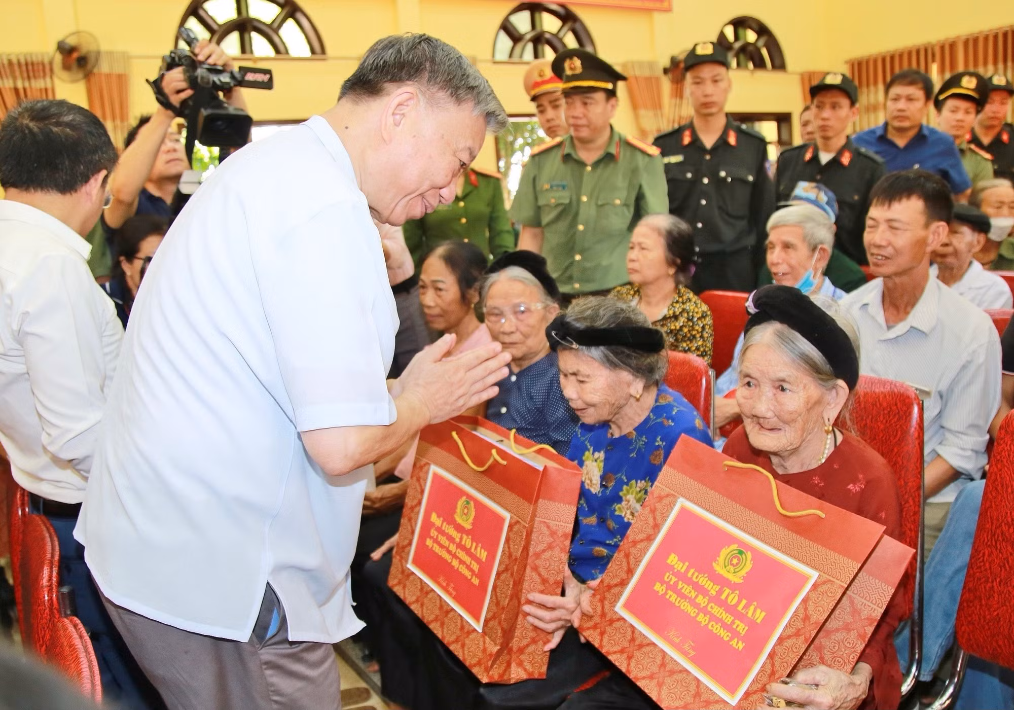 Đại tướng Tô Lâm thăm, tặng quà các bà mẹ Việt Nam anh hùng, người có công, gia đình chính sách&nbsp;tại xã Kim Liên -0