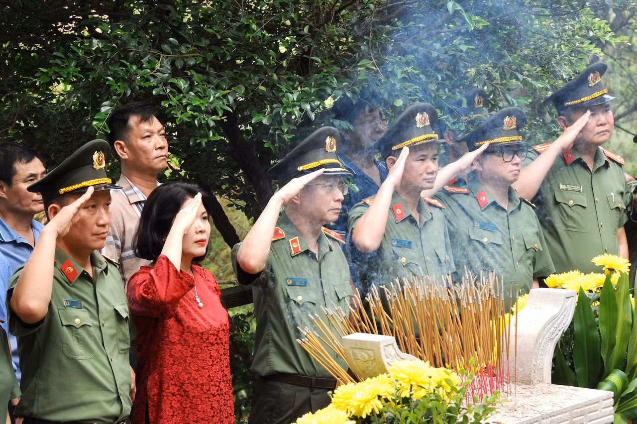 Về Quảng Bình viếng mộ Đại tướng Võ Nguyên Giáp, sẻ chia với CBCS Công an có hoàn cảnh khó khăn -1