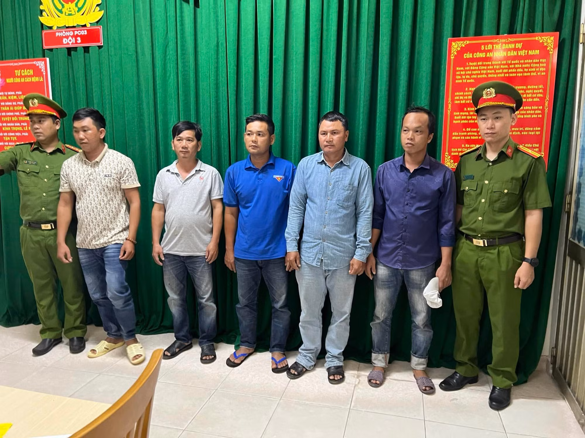 Bắt thêm 11 đối tượng trong vụ khai thác cát trái phép quy mô lớn -0