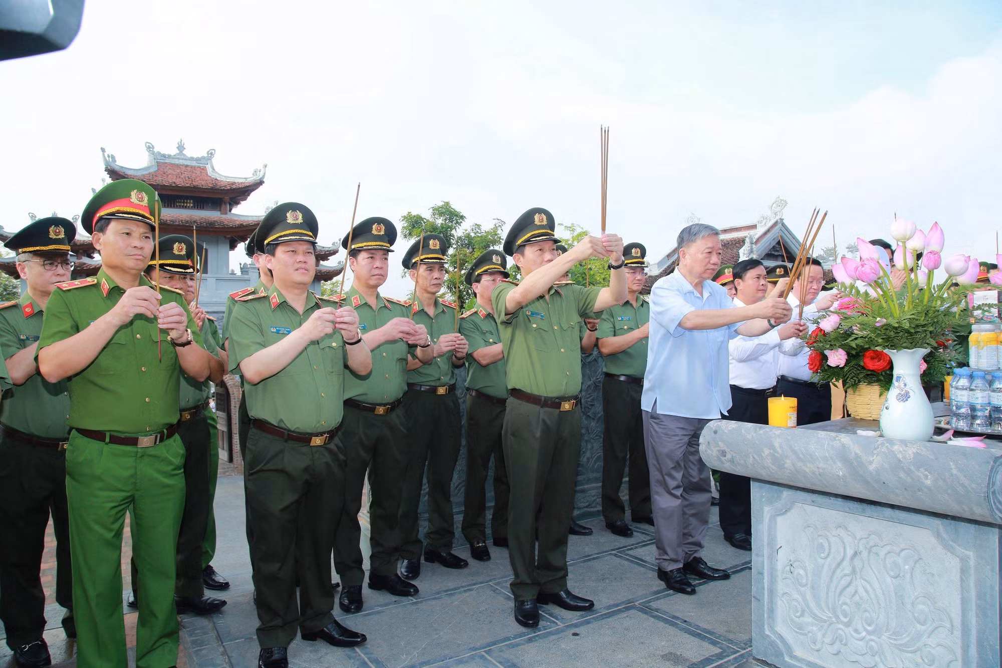 Bộ trưởng Tô Lâm dâng hương, dâng hoa tại Khu di tích Quốc gia đặc biệt Kim Liên -1