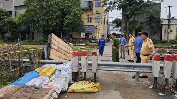 Tháo dỡ “cầu vượt” người dân tự lắp đặt qua đường sắt