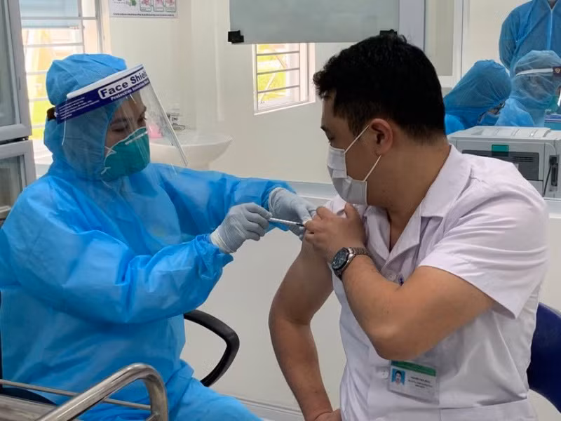 Hà Nội phân bổ gần 18.000 liều vaccine AstraZeneca để tiêm cho người dân -0