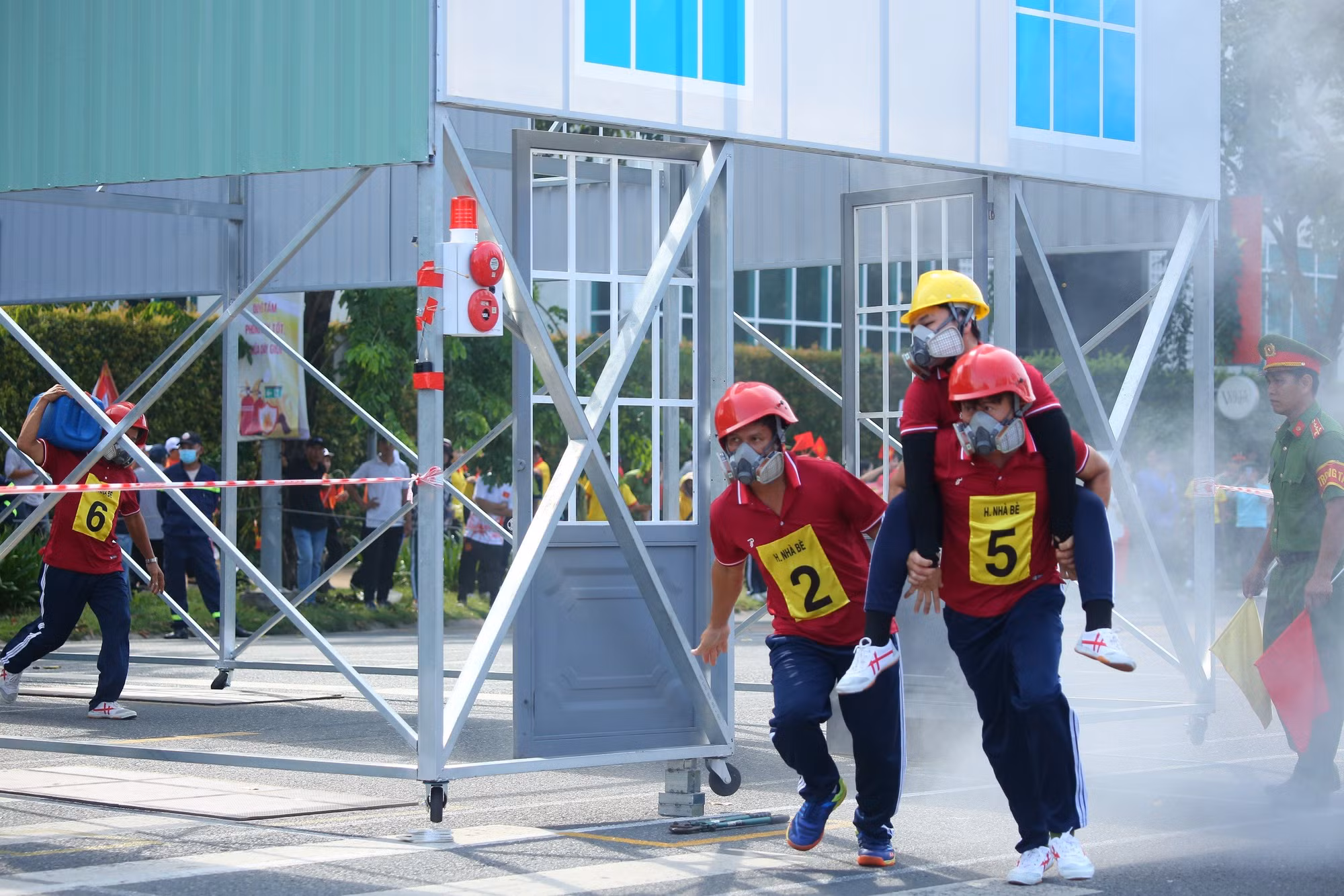 Xem các “Tổ liên gia an toàn PCCC” tranh tài không khác gì lực lượng chuyên nghiệp -1