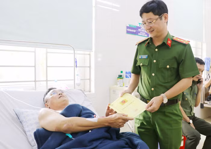 Lãnh đạo Công an tỉnh thăm hỏi cán bộ bị thương khi làm nhiệm vụ -1
