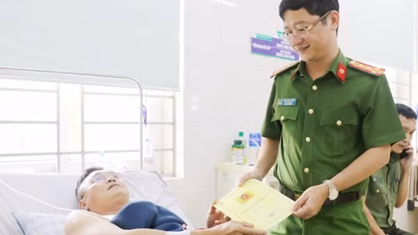 Lãnh đạo Công an tỉnh Nghệ An thăm hỏi cán bộ bị thương khi làm nhiệm vụ