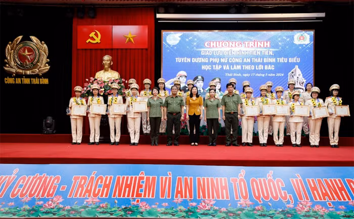 Giao lưu điển hình tiên tiến và tuyên dương phụ nữ Công an tiêu biểu học tập và làm theo lời Bác -0