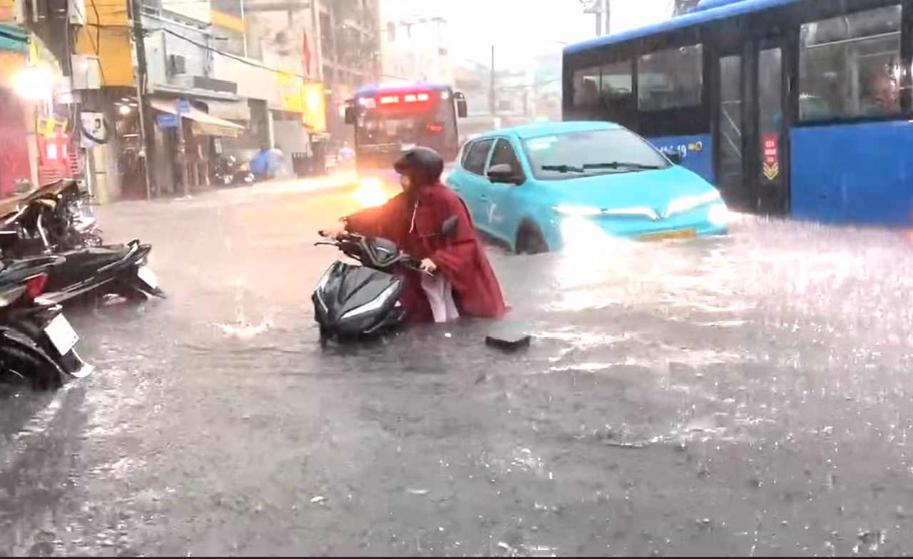Mưa trắng trời, vừa thoát cơn nóng, dân TP Hồ Chí Minh lại đối mặt với ngập -0