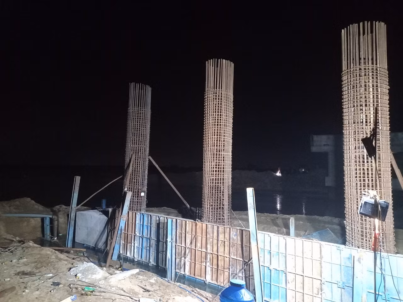  Lật xuồng dưới chân tại cầu đường cao tốc khiến 1 người tử vong, 2 người mất tích -0