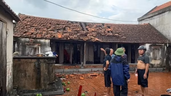 Giông lốc bất ngờ làm tốc mái hơn 70 căn nhà ở Quảng Ninh