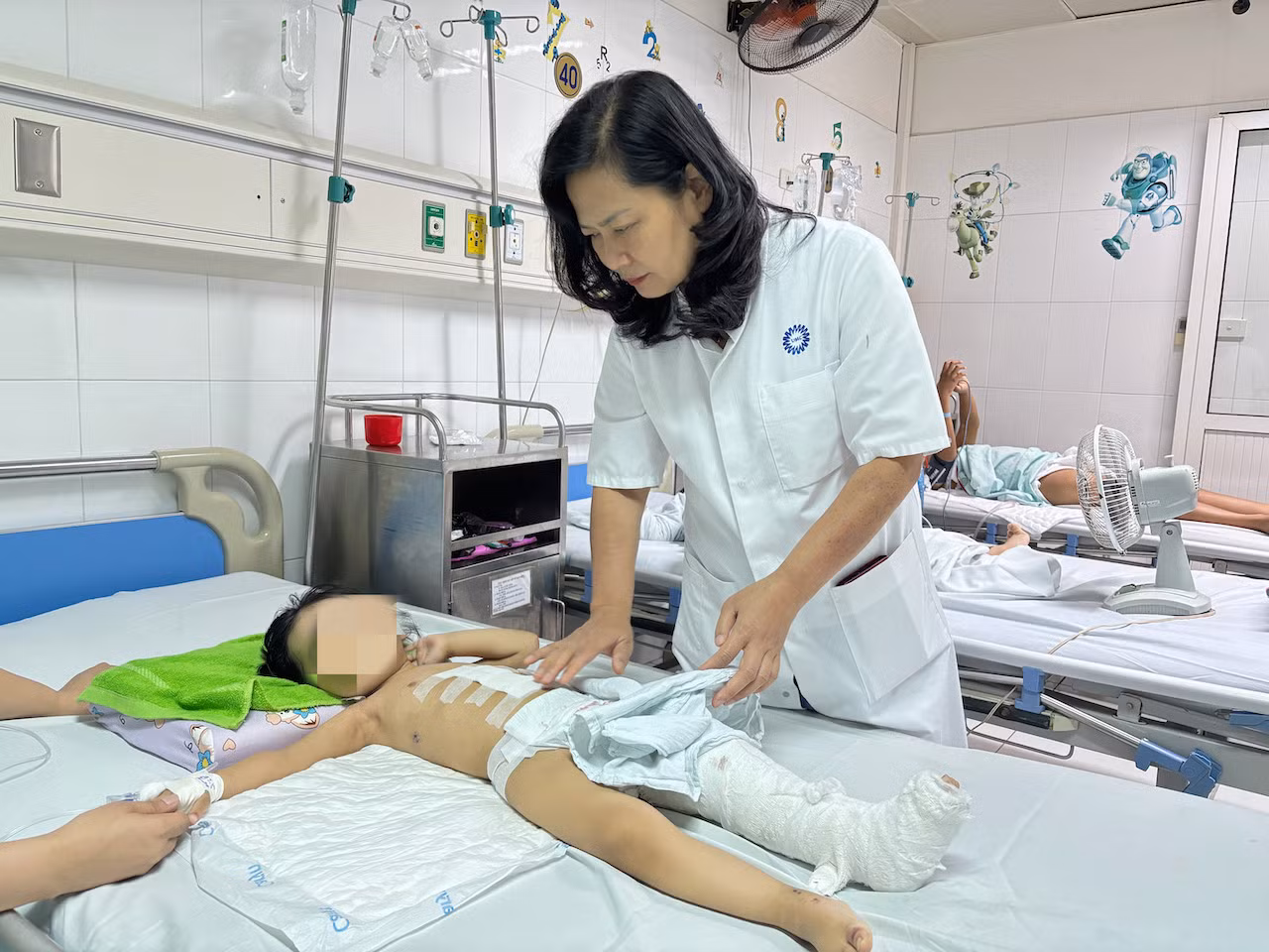 Cứu sống bé gái 3 tuổi bị xe công nông cán qua người -0