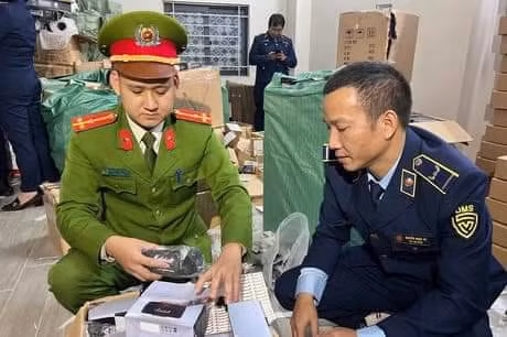 Giả nhãn mác thương hiệu nổi tiếng tai nghe, loa, đồng hồ... bán ra thị trường -0