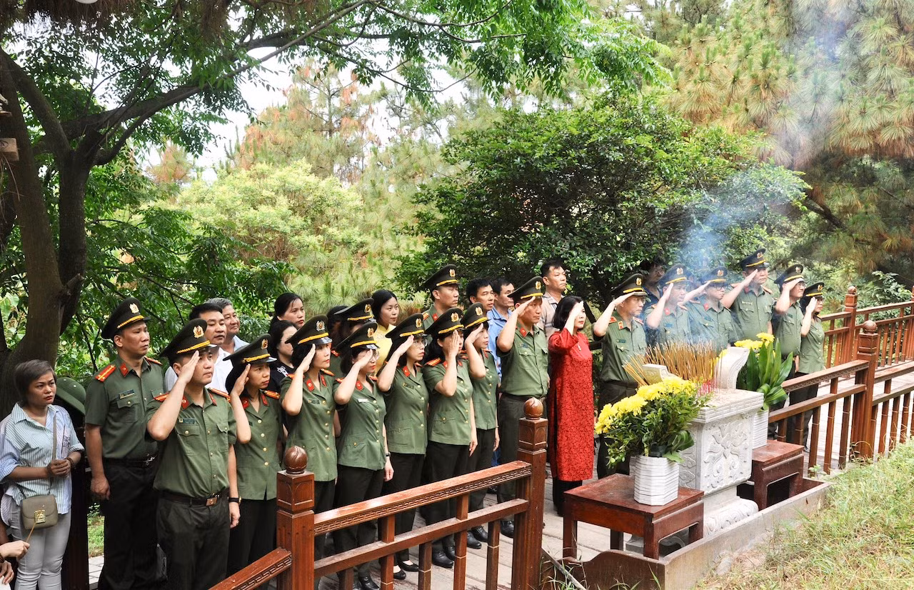 Về Quảng Bình viếng mộ Đại tướng Võ Nguyên Giáp, sẻ chia với CBCS Công an có hoàn cảnh khó khăn -0
