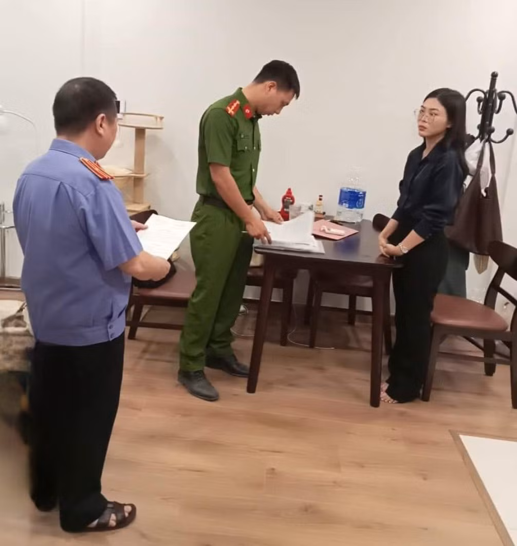Giả nhãn mác thương hiệu nổi tiếng tai nghe, loa, đồng hồ... bán ra thị trường -0