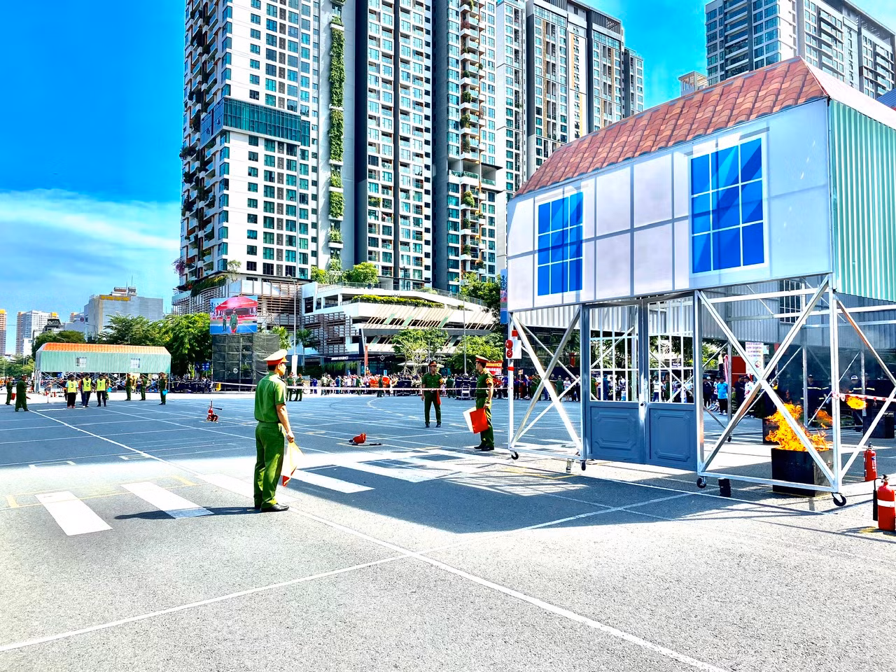 Xem các “Tổ liên gia an toàn PCCC” tranh tài không khác gì lực lượng chuyên nghiệp -1