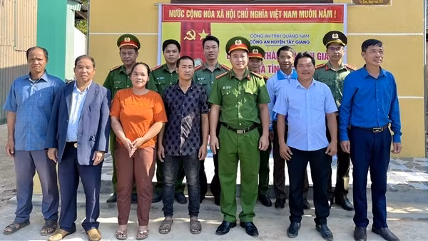 Công an huyện biên giới ở Quảng Nam hỗ trợ xây dựng nhà tình nghĩa cho đồng bào Cơ Tu