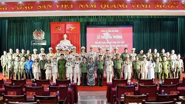 Tuyên dương 20 gương phụ nữ, tuổi trẻ Công an Hòa Bình tiêu biểu