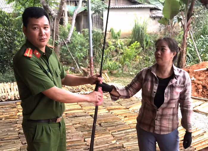 Công an huyện Bắc Hà&nbsp;vận động toàn dân giao nộp vũ khí, vật liệu nổ, công cụ hỗ trợ -1