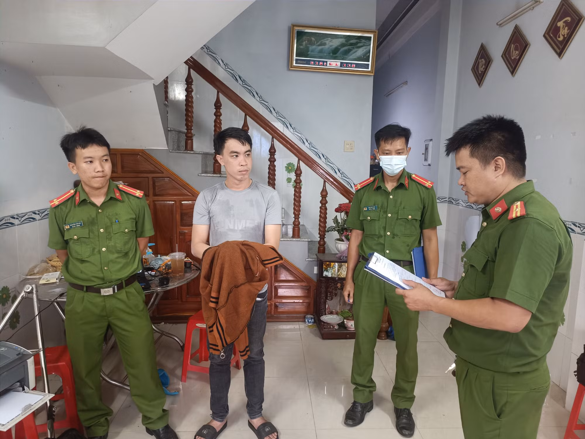  Từ quê ra phố “ăn bay” rồi dẫn vợ đi tiêu xài mua sắm -0