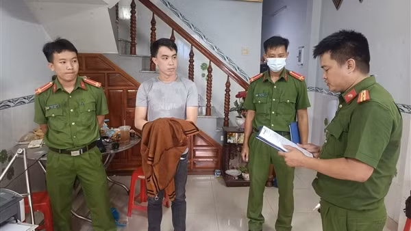 Từ quê ra phố “ăn bay” rồi dẫn vợ đi mua sắm