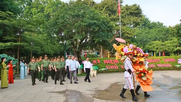 Bộ trưởng Tô Lâm dâng hương tại Khu di tích Quốc gia đặc biệt Kim Liên