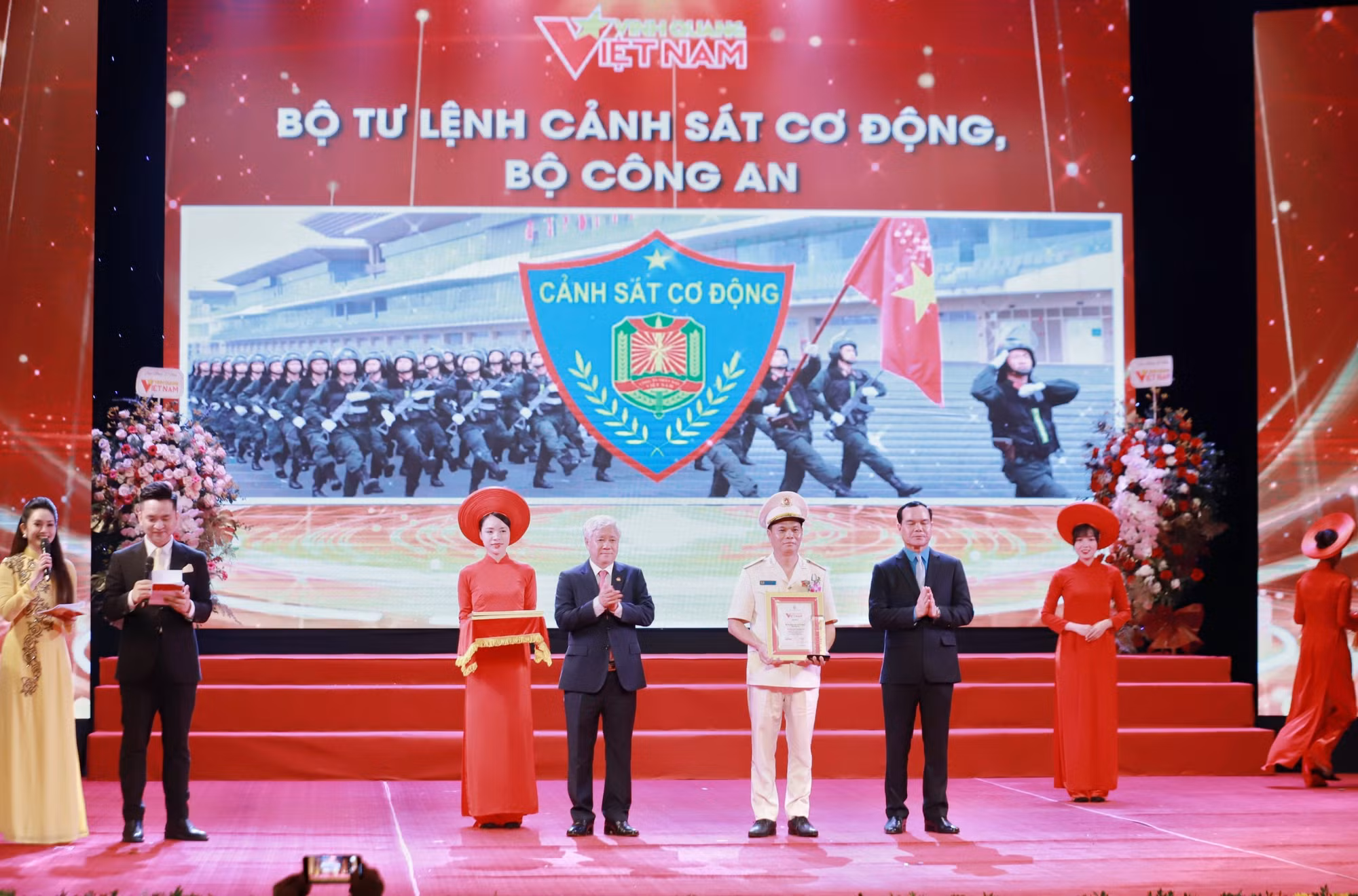 Bộ Tư lệnh Cảnh sát cơ động được vinh danh tại Vinh quang Việt Nam 2024 -0