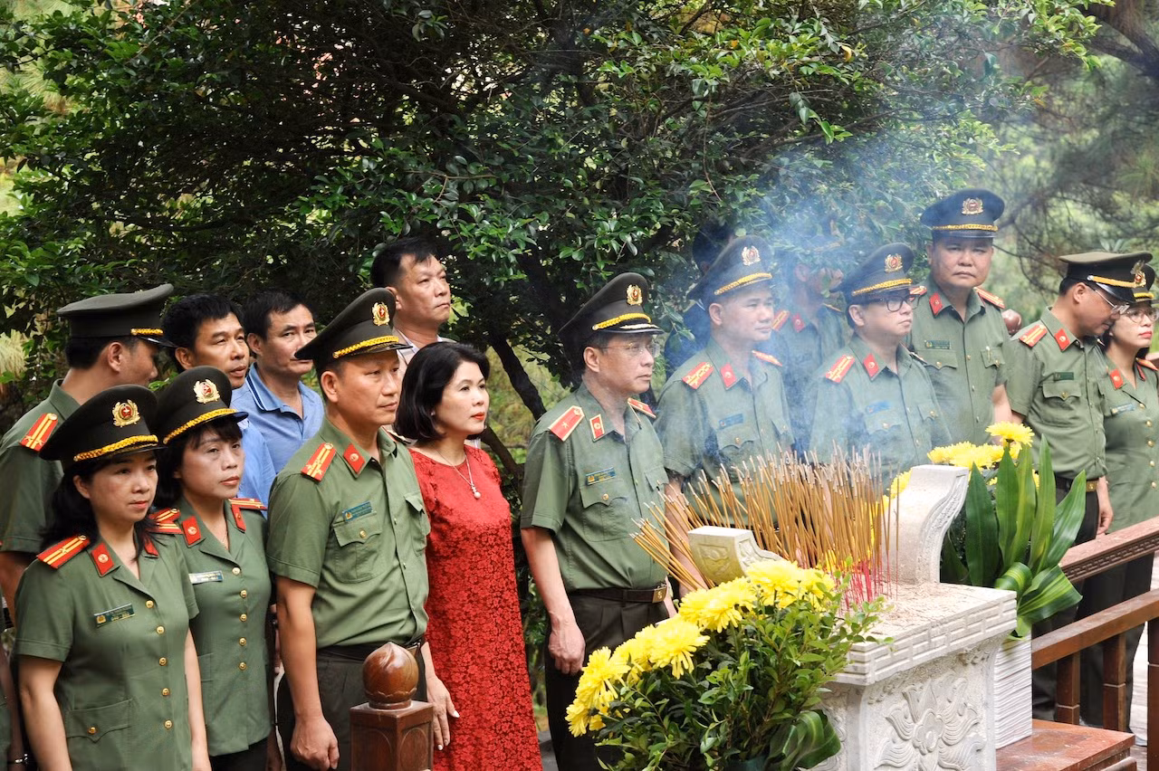 Về Quảng Bình viếng mộ Đại tướng Võ Nguyên Giáp, sẻ chia với CBCS Công an có hoàn cảnh khó khăn -0