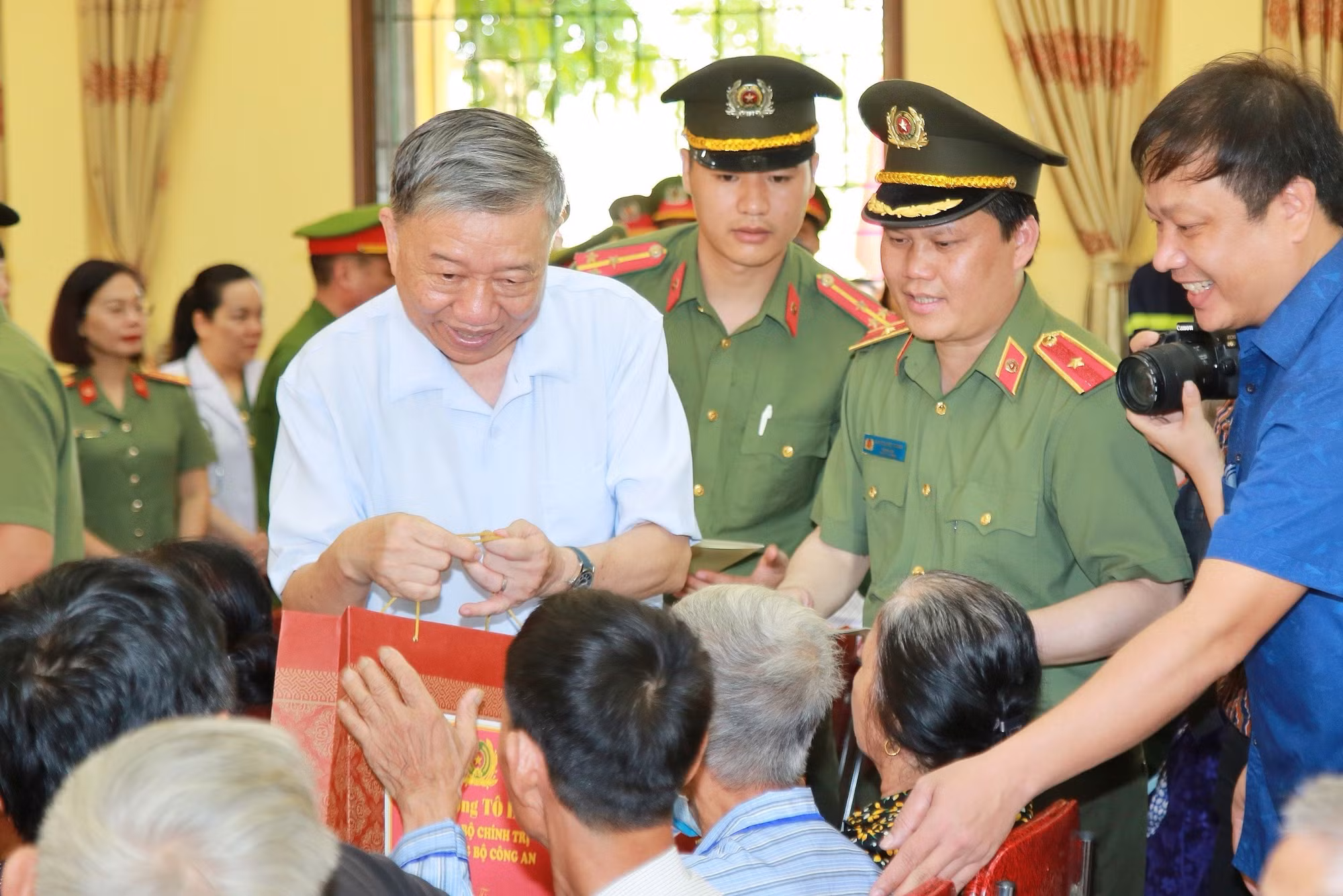 Đại tướng Tô Lâm thăm, tặng quà các bà mẹ Việt Nam anh hùng, người có công, gia đình chính sách&nbsp;tại xã Kim Liên -0