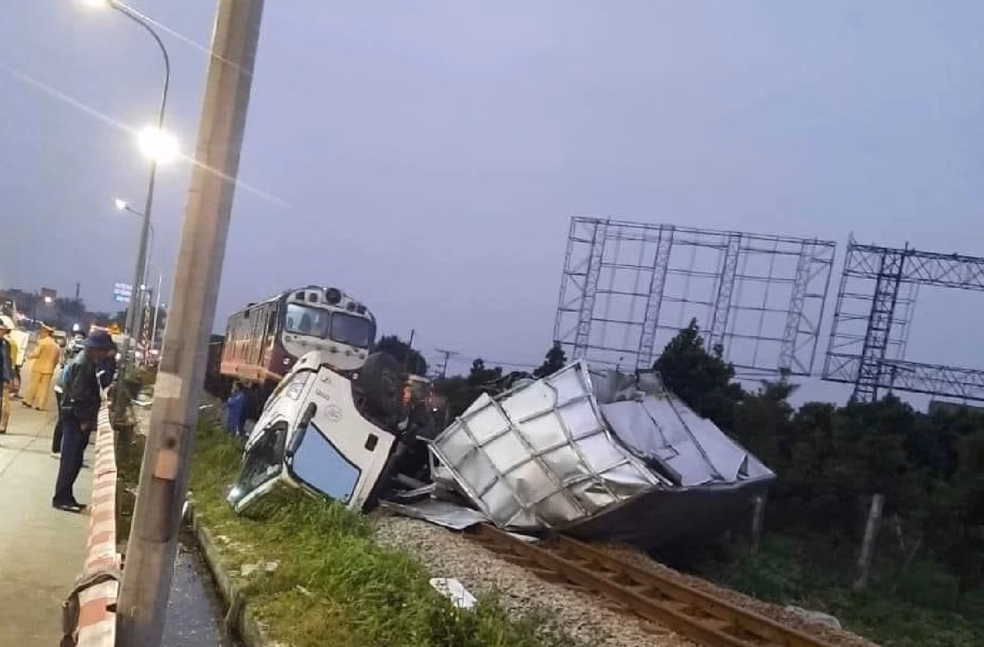 Lạ lùng người dân tự mở “cầu vượt” qua đường sắt ở Hải Phòng -0