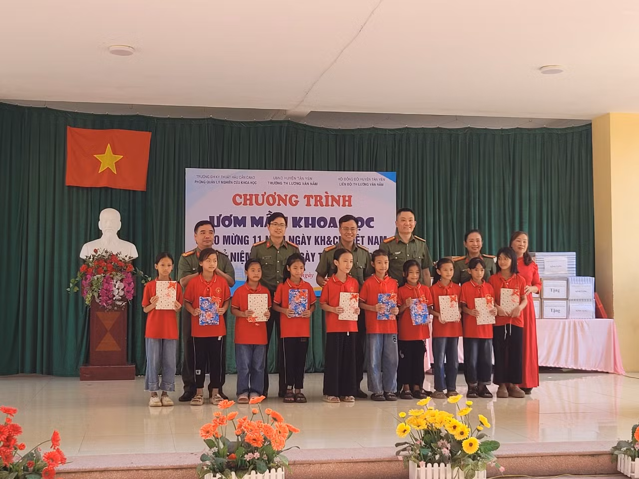 Trường ĐH Kỹ thuật- Hậu cần CAND về nguồn tại khu di tích Sáu điều Bác Hồ dạy CAND -0