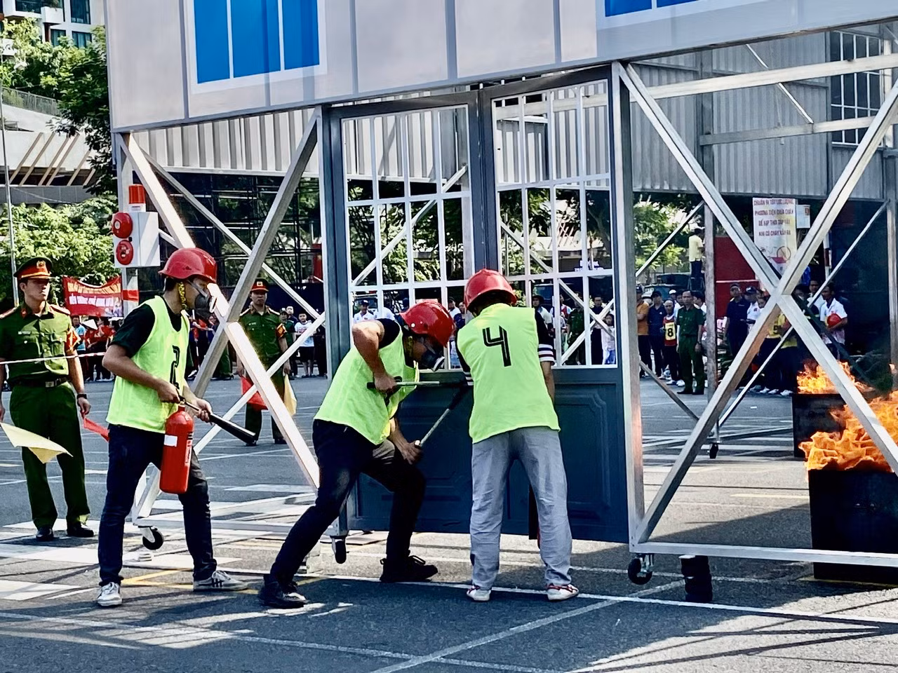 Xem các “Tổ liên gia an toàn PCCC” tranh tài không khác gì lực lượng chuyên nghiệp -2