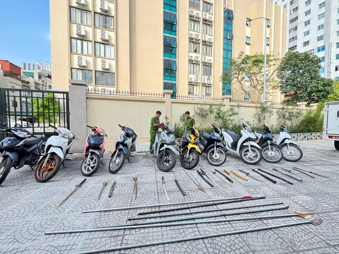 Bắt giữ 26 thanh, thiếu niên vác hung khí gây náo loạn đường phố Hà Nội -0