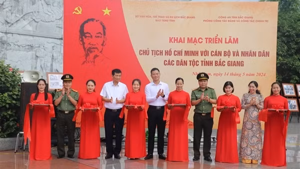 Khai mạc triển lãm “Chủ tịch Hồ Chí Minh với cán bộ và nhân dân các dân tộc tỉnh Bắc Giang”
