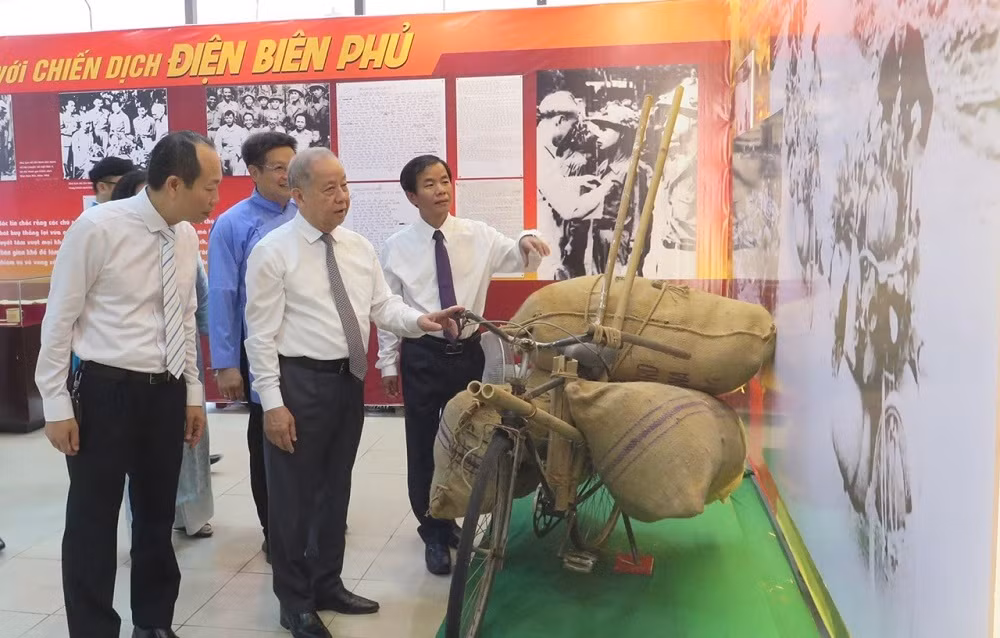 Gần 200 tư liệu, hình ảnh, hiện vật giới thiệu về tầm vóc chiến thắng Điện Biên Phủ -0