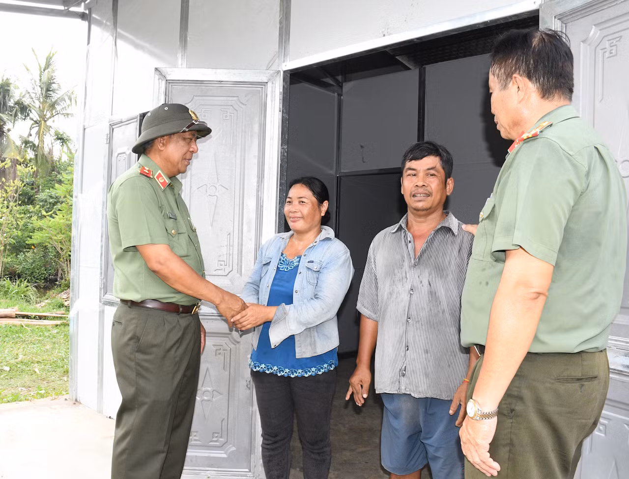 CBCS Công an Trà Vinh chung tay xây dựng nhà ở tặng người nghèo -1