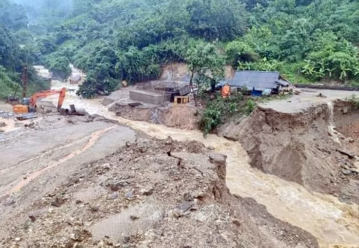 Mưa lớn gây ngập lụt,chia cắt nhiều tuyến đường tại Yên Bái -0