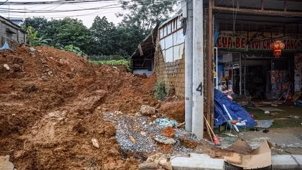 Đêm không ngủ tìm kiếm các nạn nhân vụ sạt lở ở Ba Vì