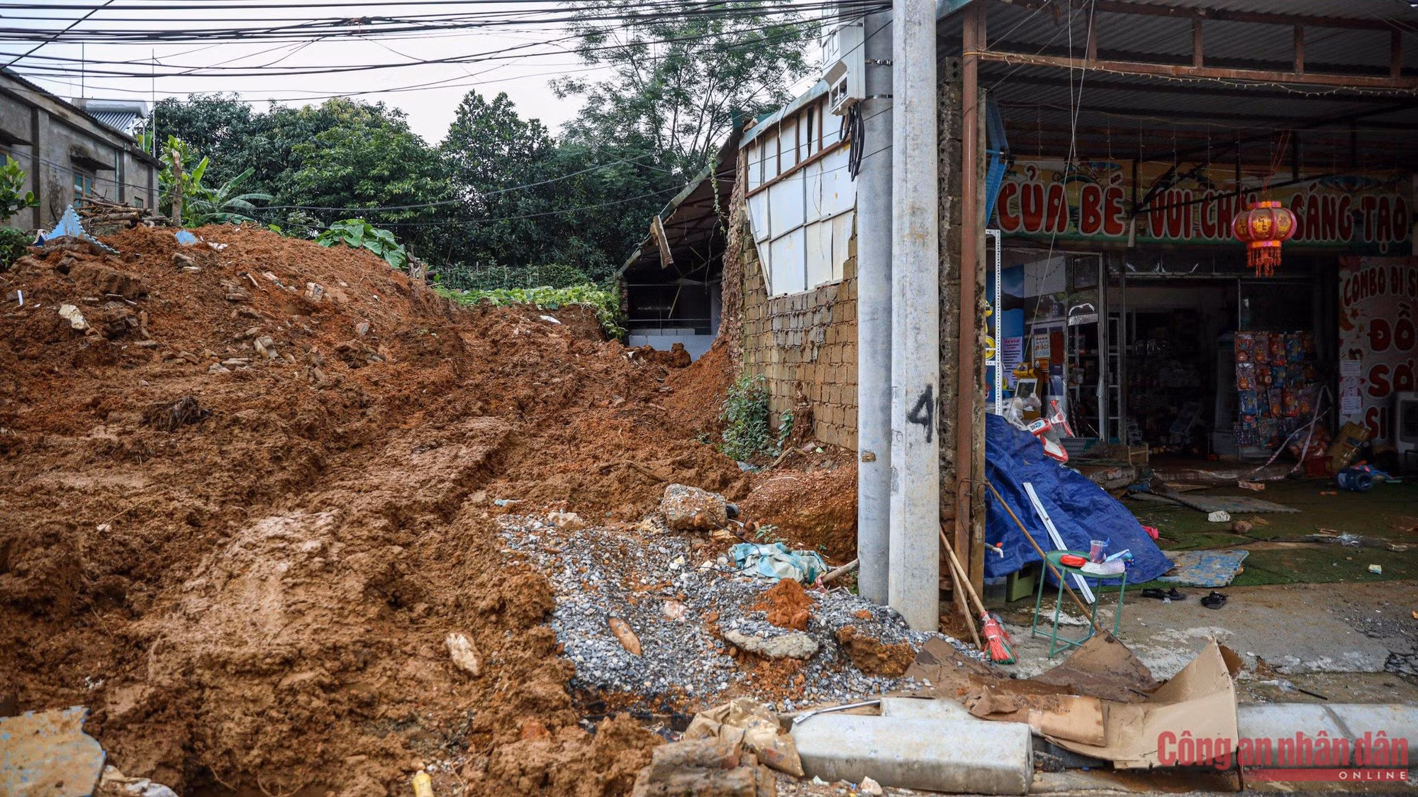 Đêm không ngủ tìm kiếm nạn nhân vụ sạt lở ở Ba Vì -0